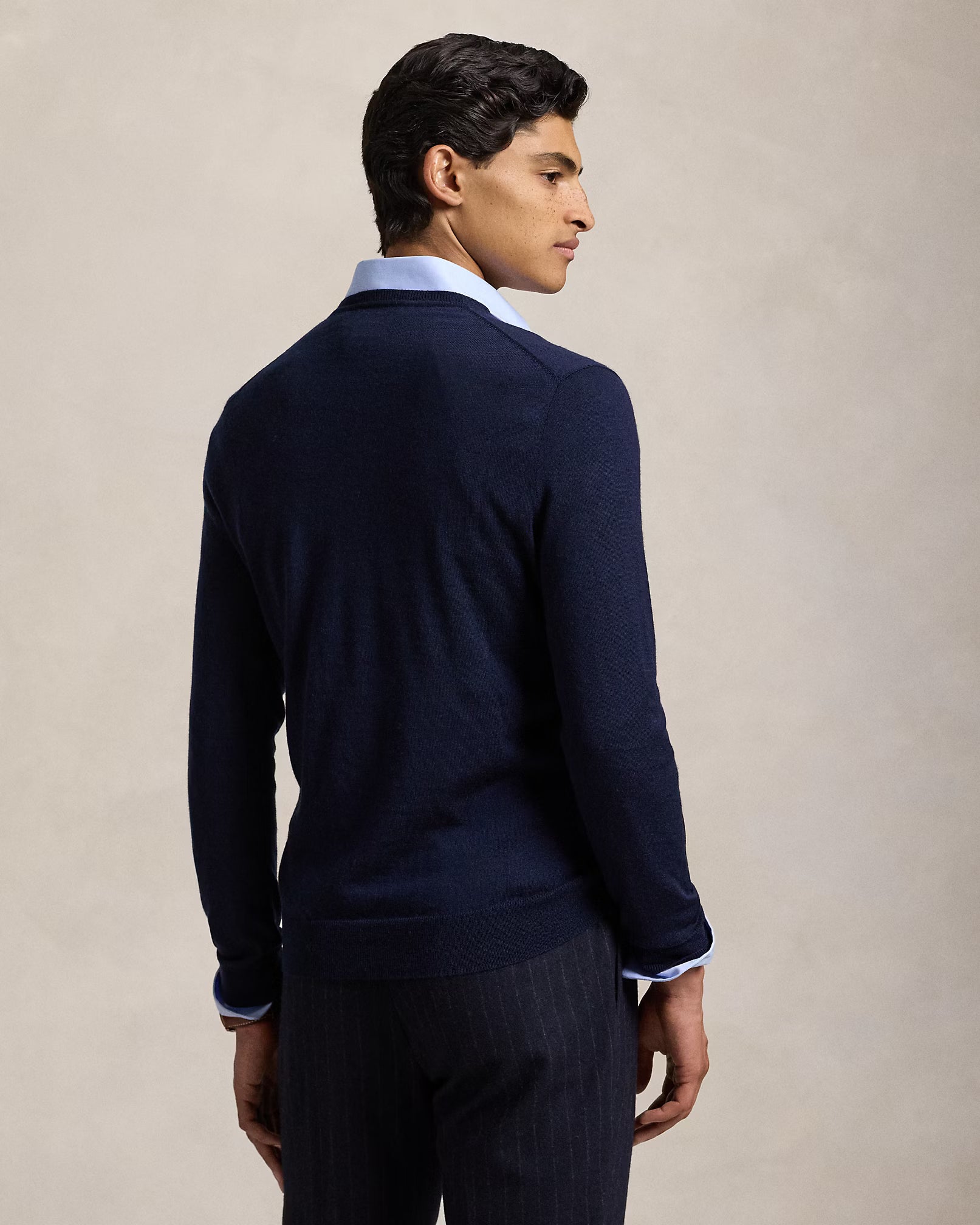 Jersey de lana lavable, corte ajustado y cuello en V