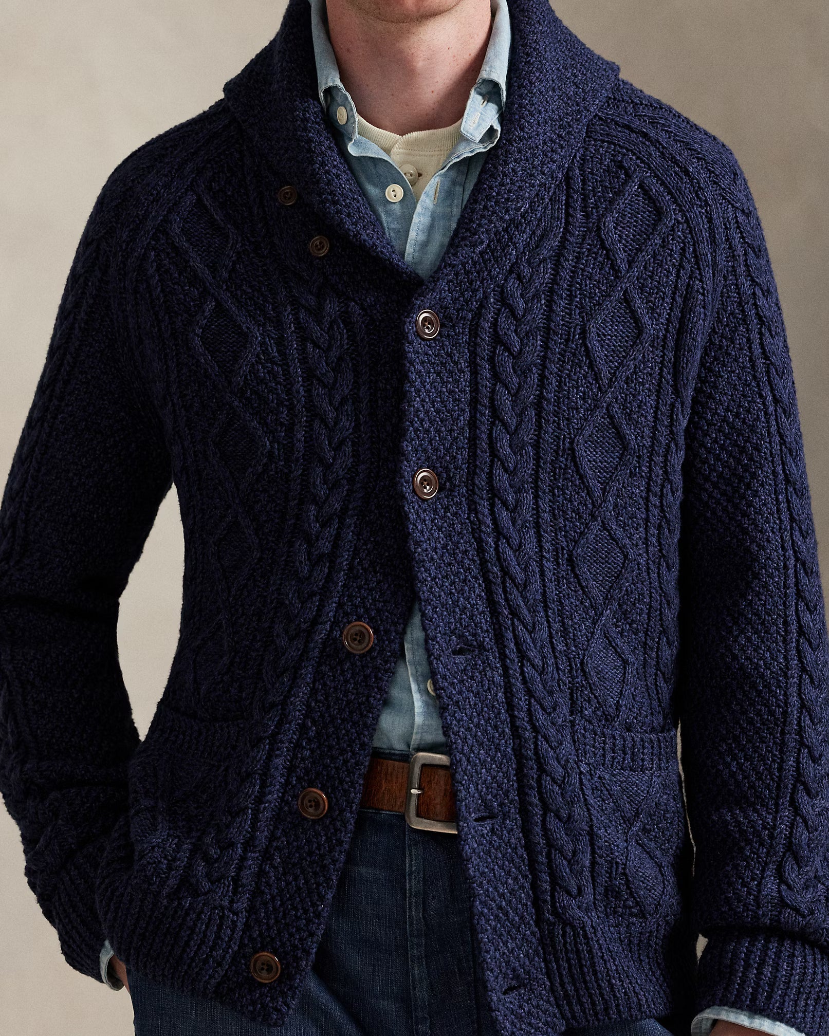 Chaleco de algodón tejido a mano con cuello chal